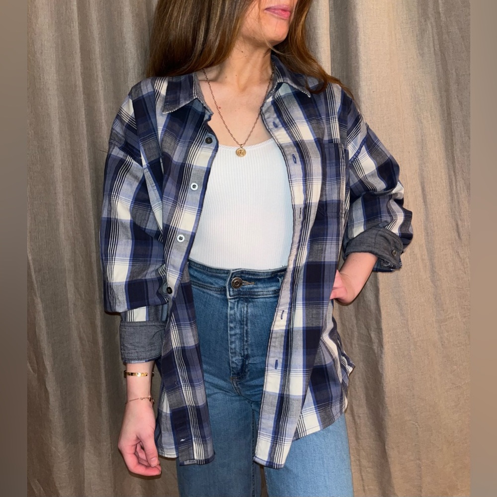 Wrangler long sleeve button down size 3XL but can fit an XL